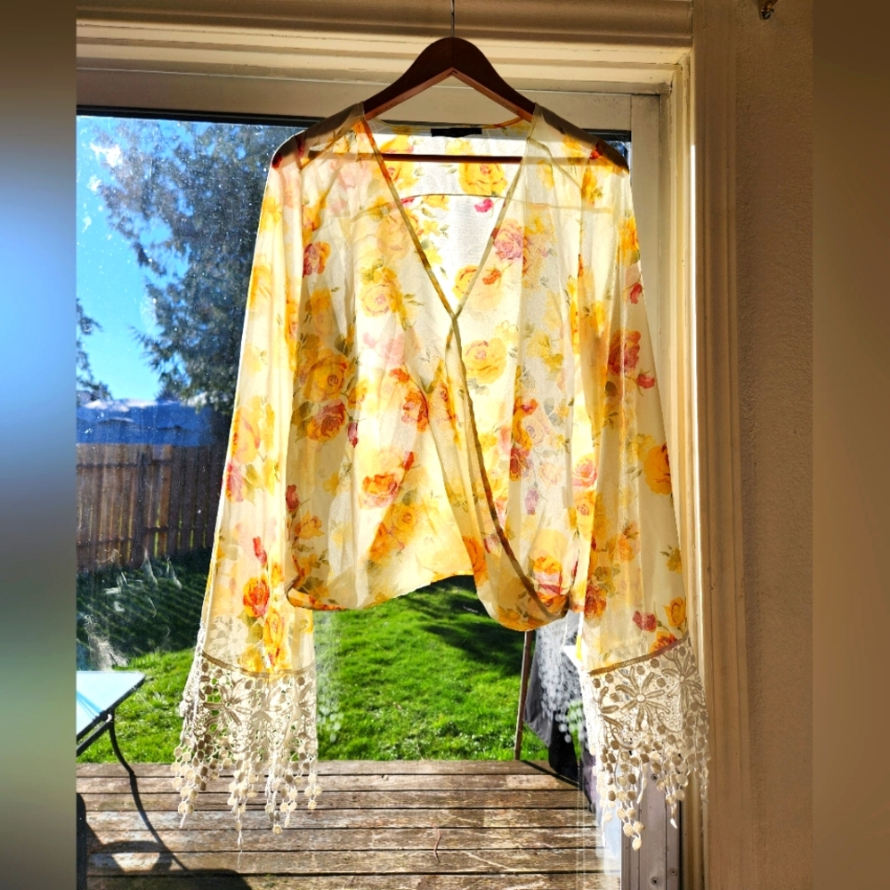 Honey Punch 💛 Yellow Floral 🏵️ | Long/Bell Crochet Sleeve Blouse | Size: Small